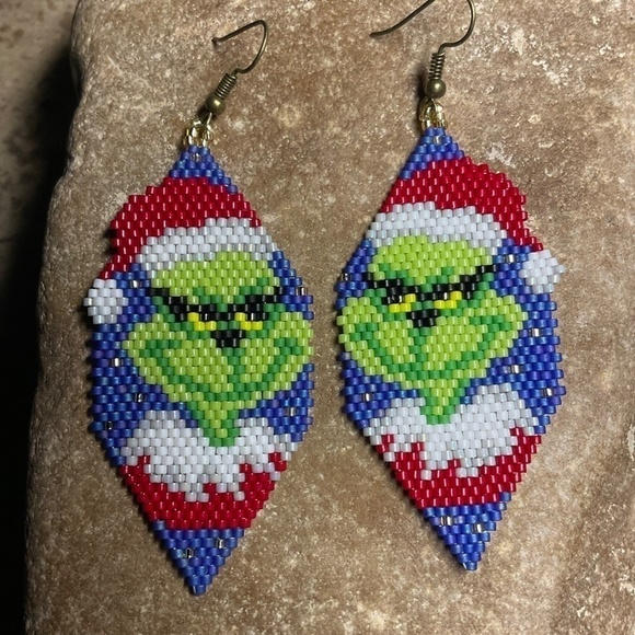 Grinch Beaded Earrings, New, Handmade by Me - Picture 4 of 8